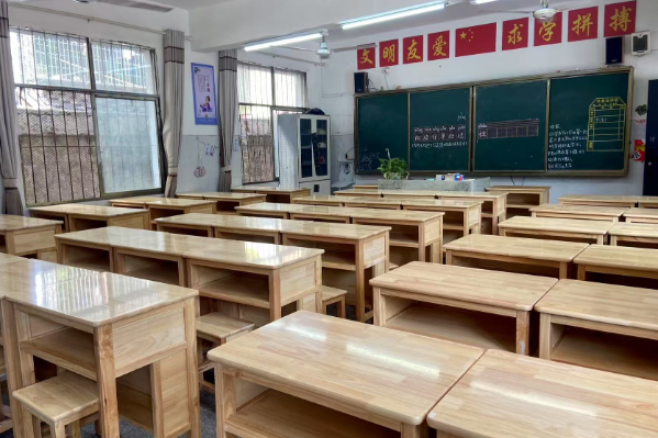 千套新桌椅进校园 衡南县宝盖联合学校获火苗基金会爱心捐赠