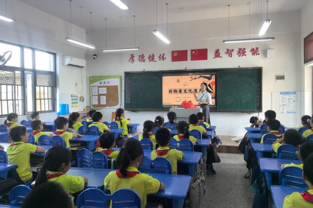 邂逅千年漆艺之美 宁乡市花明楼镇中心小学开展非遗漆扇体验活动