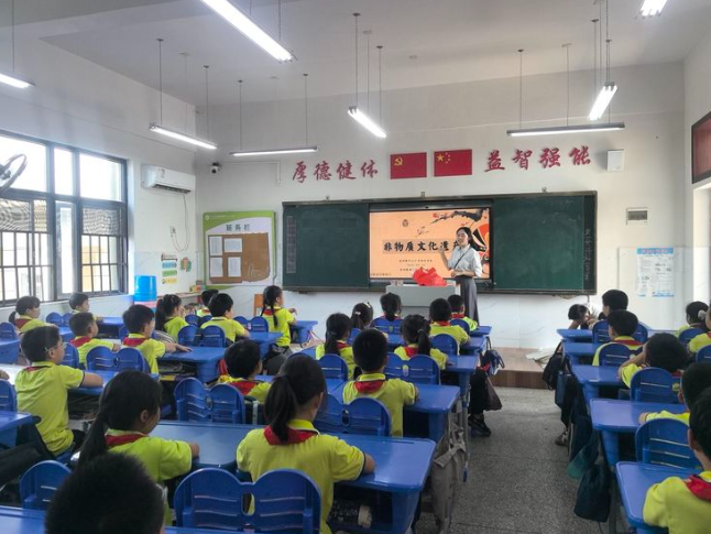 邂逅千年漆艺之美 宁乡市花明楼镇中心小学开展非遗漆扇体验活动