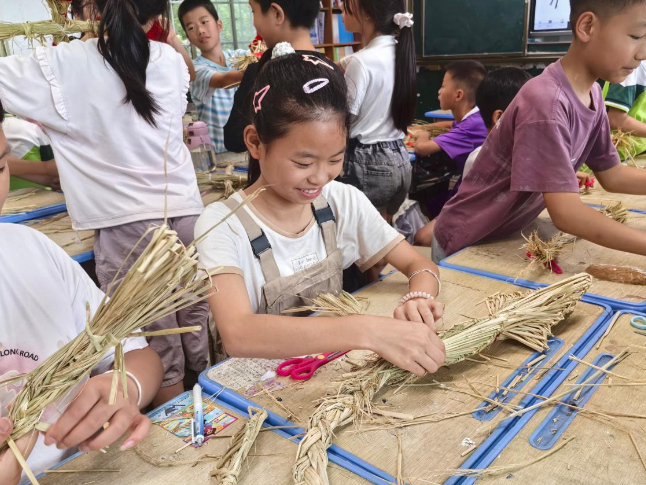 衡阳县岣嵝乡中心小学：稻草工艺成为最“宠”的课后服务