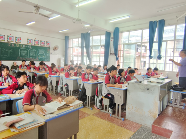 凤凰县第二中学：公开课常态化 教学提质正当时