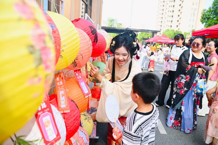 资阳区三益幼儿园：汉服萌娃持“银票”闯关，提前解锁中秋节的创意打开方式