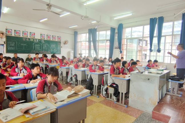 凤凰县第二中学：公开课常态化 教学提质正当时