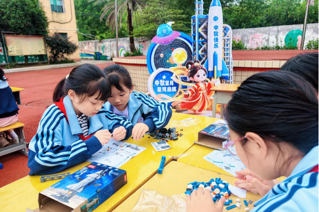 气球机器人“奔月”、巧手拼火箭，衡阳市石鼓区三星小学的中秋很“硬核”