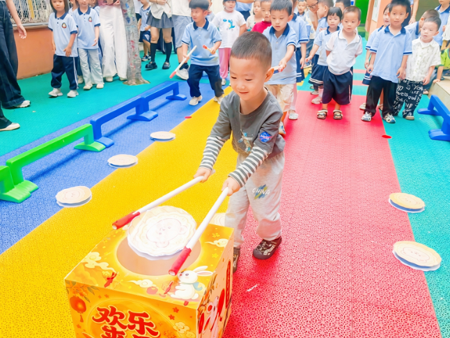 投壶、漆扇、做月饼，衡阳市石鼓区西湖幼儿园萌娃花式迎中秋