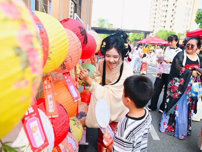 资阳区三益幼儿园：汉服萌娃持“银票”闯关，提前解锁中秋节的创意打开方式