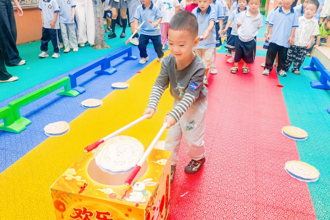 投壶、漆扇、做月饼，衡阳市石鼓区西湖幼儿园萌娃花式迎中秋