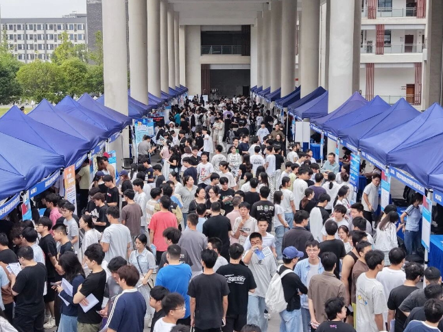 湘潭理工2027届毕业生首场招聘会火热开启