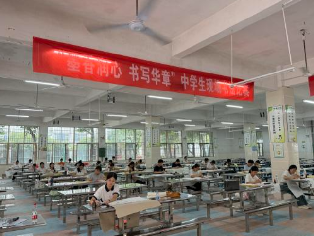 临武：35名中学生同台挥毫，以笔墨传承传统文化