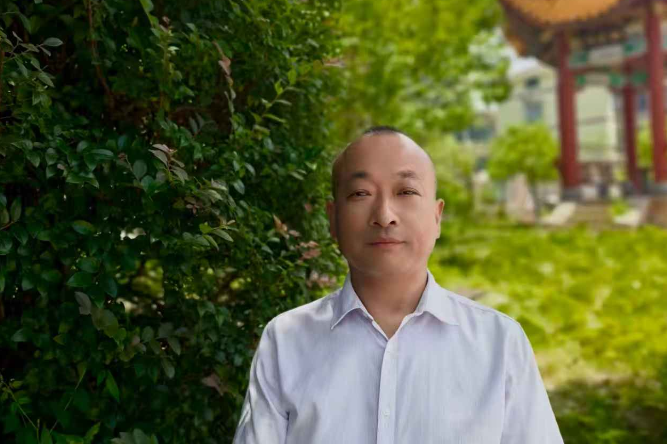 书记校长说 | 泸溪县白沙中学校长石建军：笃行致远，逐光前行