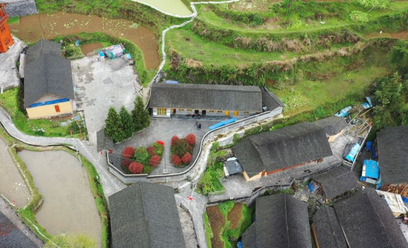 十八洞小学全景1.jpg