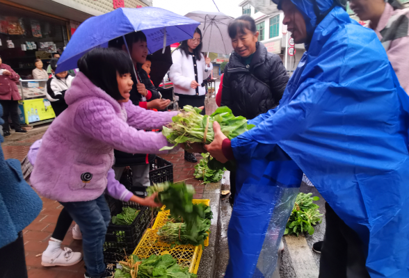 新邵县小塘镇中心小学：学生化身卖菜的“小行家”