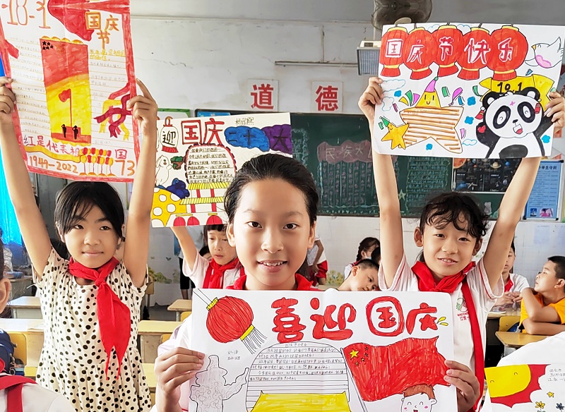 9月30日，湖南省永州市江永县第一小学学生在展示“祝福祖国 喜迎国庆”主题手绘作品。田如瑞摄 (1).jpg