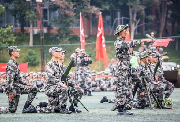 天花板级！湖南信息学院军训汇演高燃