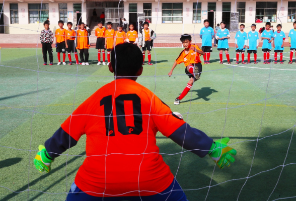 新田：乡村少年 角逐绿茵