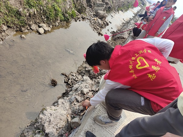 图：江永县上洞学校在河边清理垃圾.jpg
