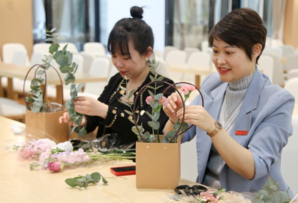 湖南信息学院：以花传情，致敬“她”力量