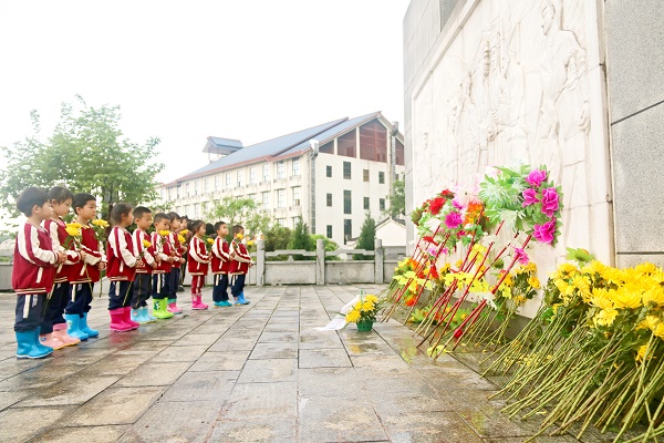 图：2023年4月4日，湖南省永州市江永县中心幼儿园大班孩子在革命英雄纪念碑前纪念革命先辈1.jpg