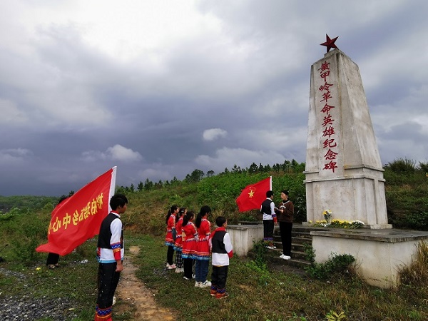 图：江永县松柏中心小学学生在革命纪念碑前纪念先辈.jpg