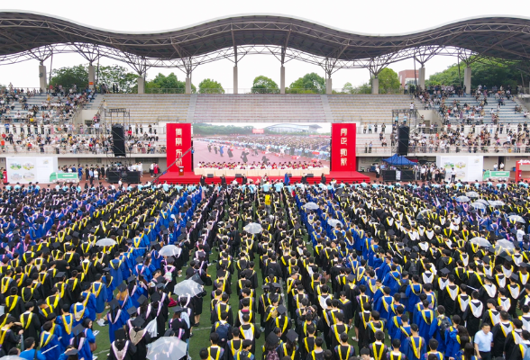 长沙理工大学：近万学生唱响青春