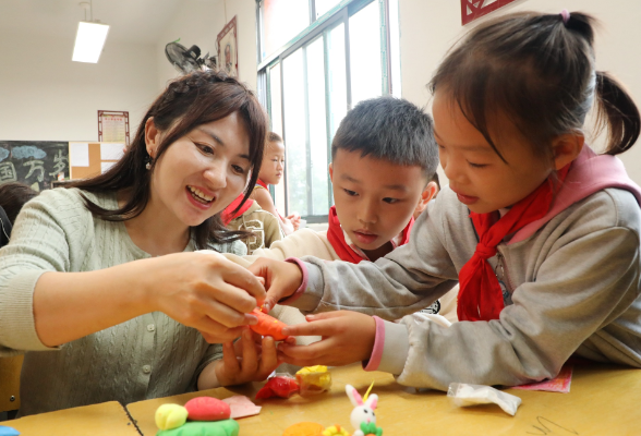 保靖县清水坪学校：巧手绘月饼 欢乐迎中秋