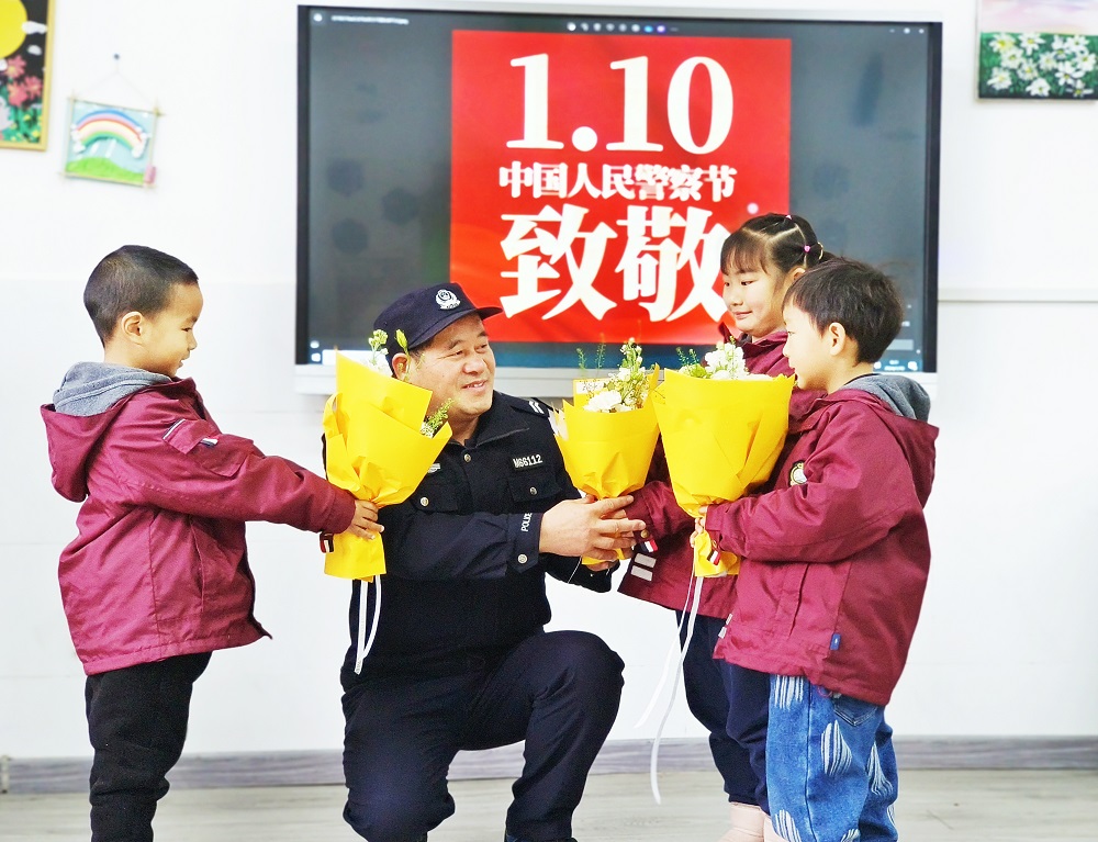 1月10日，湖南省永州市江永县工业集中区幼儿园孩子给民警叔叔送上鲜花，感谢他们的辛勤和付出。田如瑞摄.jpg