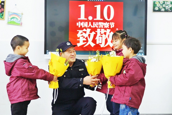 致敬人民警察 学好安全知识