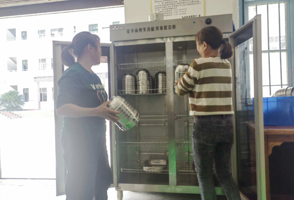 石门白云镇完小：餐具集中消毒 让孩子吃的更放心