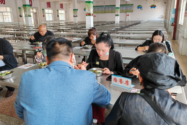 【慈利站】江垭镇中学：家长进食堂 共享好“食”光