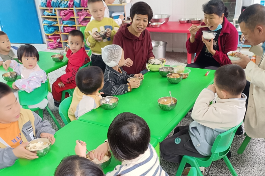 【衡东县站】幸福陪餐，共护食安，新塘中心幼儿园开展家长陪餐活动