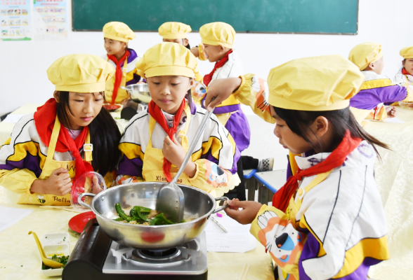 江永县工业集中区海相希望小学：小学生学厨艺 体验劳动乐趣