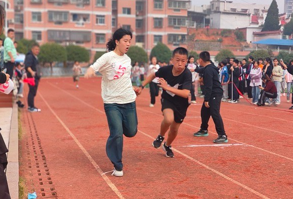 平江三阳明德学校：体育节上的“靓丽风景线”