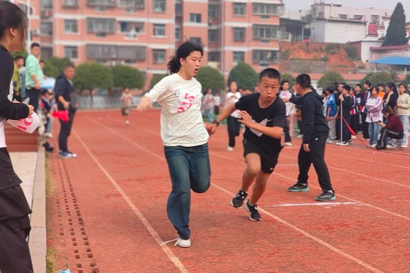 平江三阳明德学校：体育节上的“靓丽风景线”