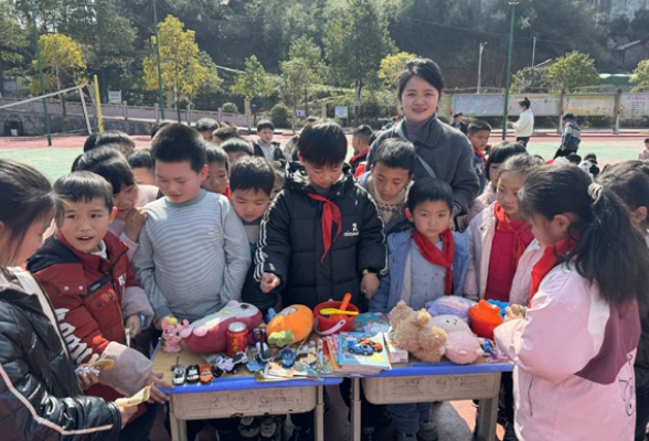 衡阳县界牌镇银瓷完小：爱心义卖 心手相连