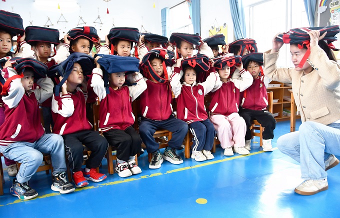 3月25日，湖南省永州市江永县中心幼儿园老师向孩子们讲解地震自救、逃生知识，田如瑞摄.JPG