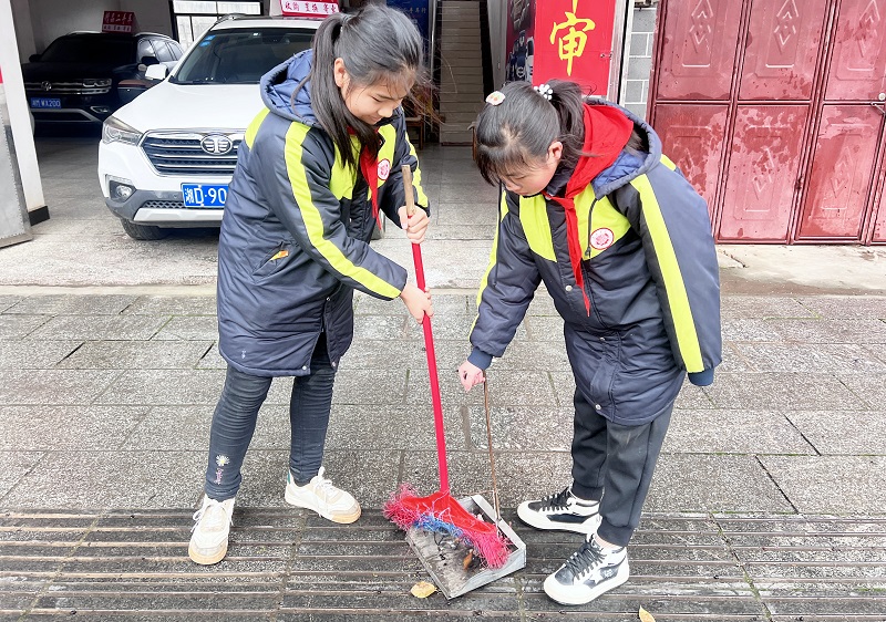 3月5日，在湖南省江永县潇浦镇芙蓉学校学生在清扫街道。田如瑞 摄.jpg