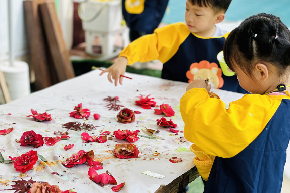 南县第二实验幼儿园：把春天“装”进画布里