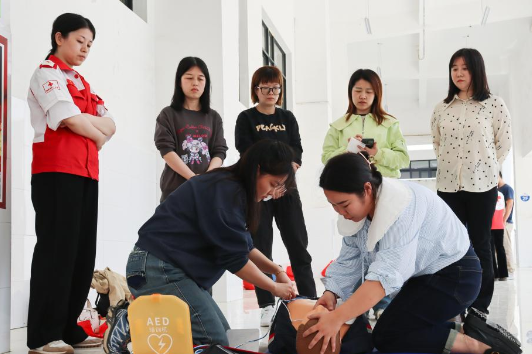 湖南工学院举办“救在身边 校园守护”红十字心肺复苏第一期一班培训
