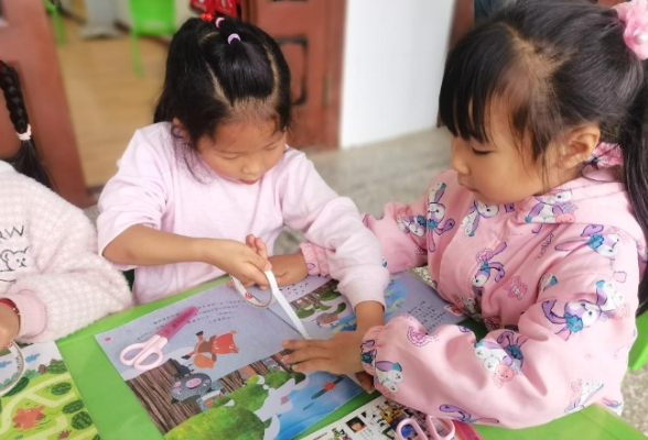 常德鼎城区中河口公立幼儿园：小小萌娃“图书修补记”