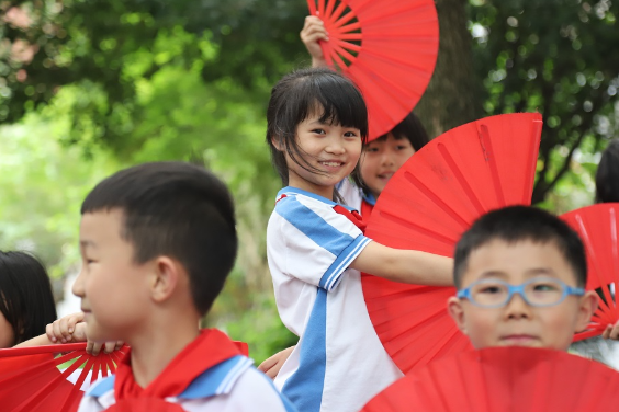 涟源市双江小学：排练节目迎六一