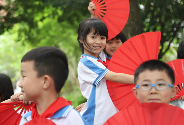 涟源市双江小学：排练节目迎六一