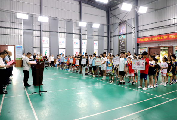 衡阳市珠晖区：中小学生运动会第四届“腾达杯”羽毛球比赛隆重举行