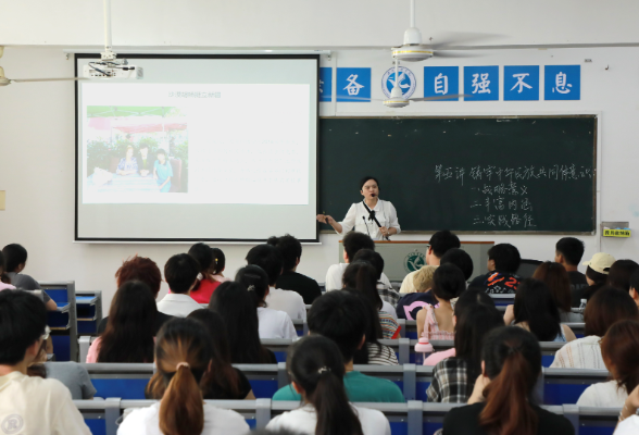 湖南科技学院：校领导深入教学一线同听堂思政课