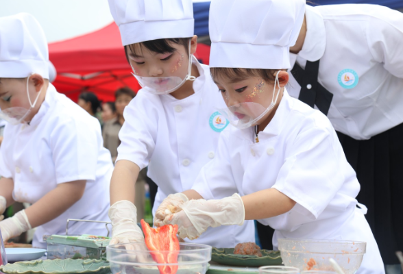 保靖：少儿村厨现场萌娃秀厨艺