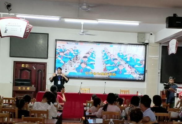 华容县章华学校：组织团洲垸转移学生进行学习阅读活动