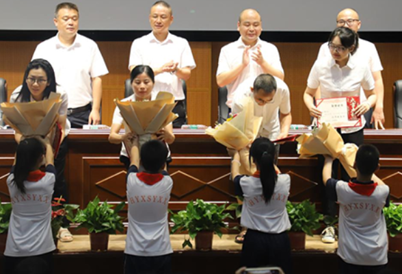 【衡阳县站】实验学校：手捧鲜花 致敬教师