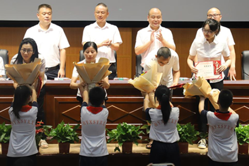 【衡阳县站】实验学校：手捧鲜花 致敬教师