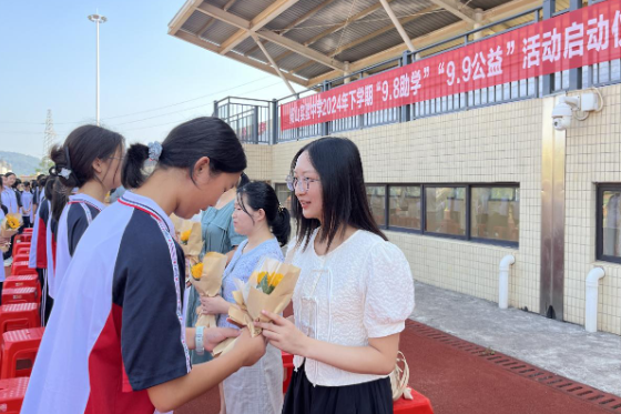 【衡东县站】 衡东县杨山实验中学：鲜花谢师恩 启航新征程