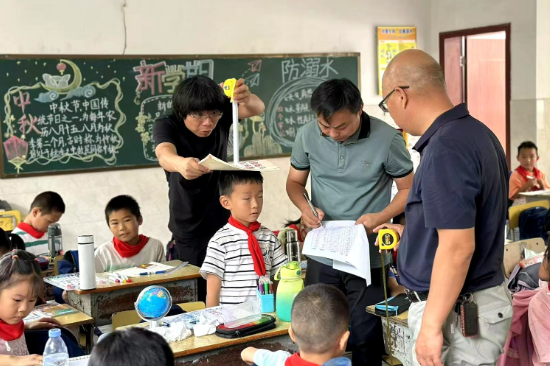 常德市鼎城区双桥坪中学：身高“匹配”课桌 为孩子寻找合适的学习“搭子”