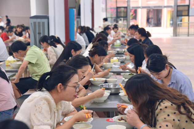 【鼎城区站】善卷中学：食堂“零距离” 共话好“食”光